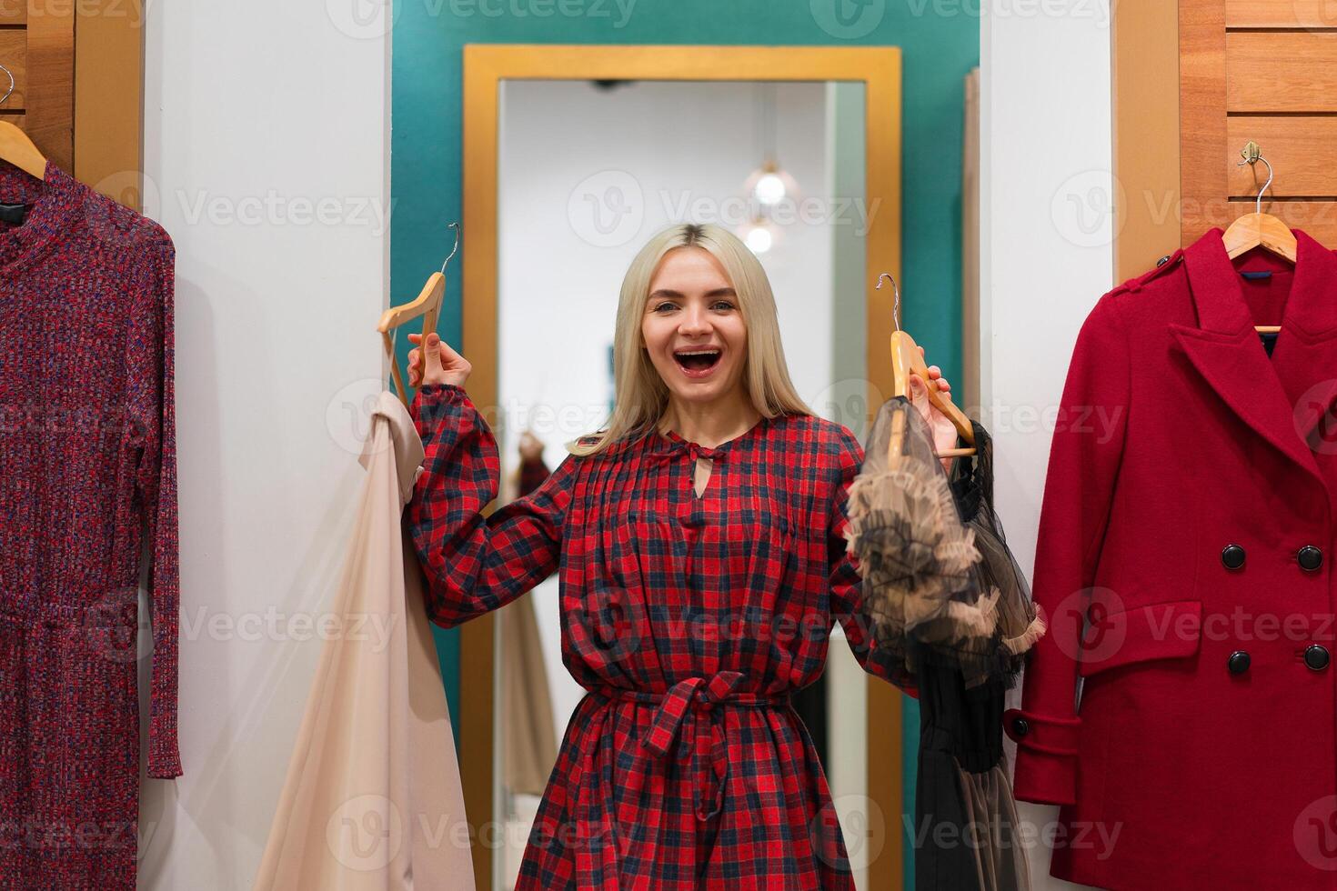 1 caucasiano mulheres dentro uma moda boutique escolher roupas Comprar para outono temporada. foto