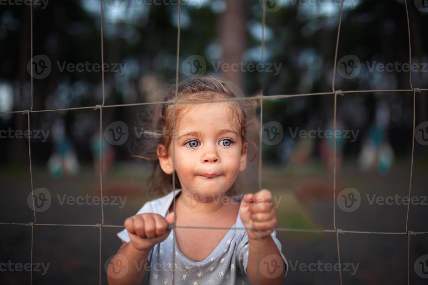 ausência de seqüestrado, abusado, refém, vítima menina sozinho dentro emocional estresse e dor, com medo, restrito, encurralado, ligar para ajuda, luta, apavorado, ameaçar, atrás uma cerca trancado dentro uma cela célula foto