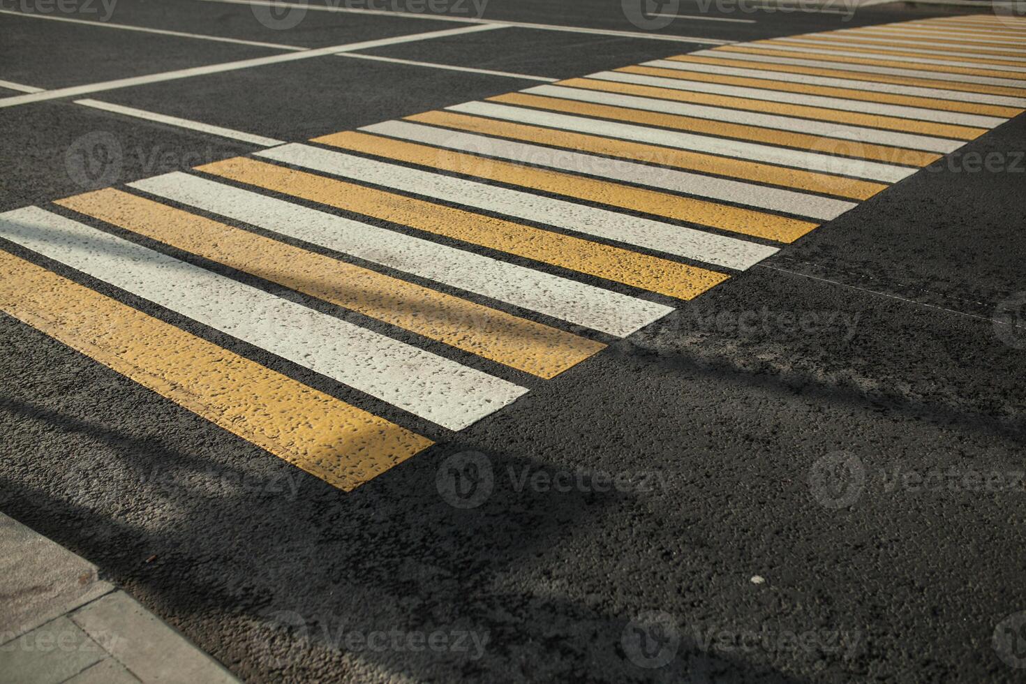 Novo branco e amarelo pedestre bacground dentro a cidade foto