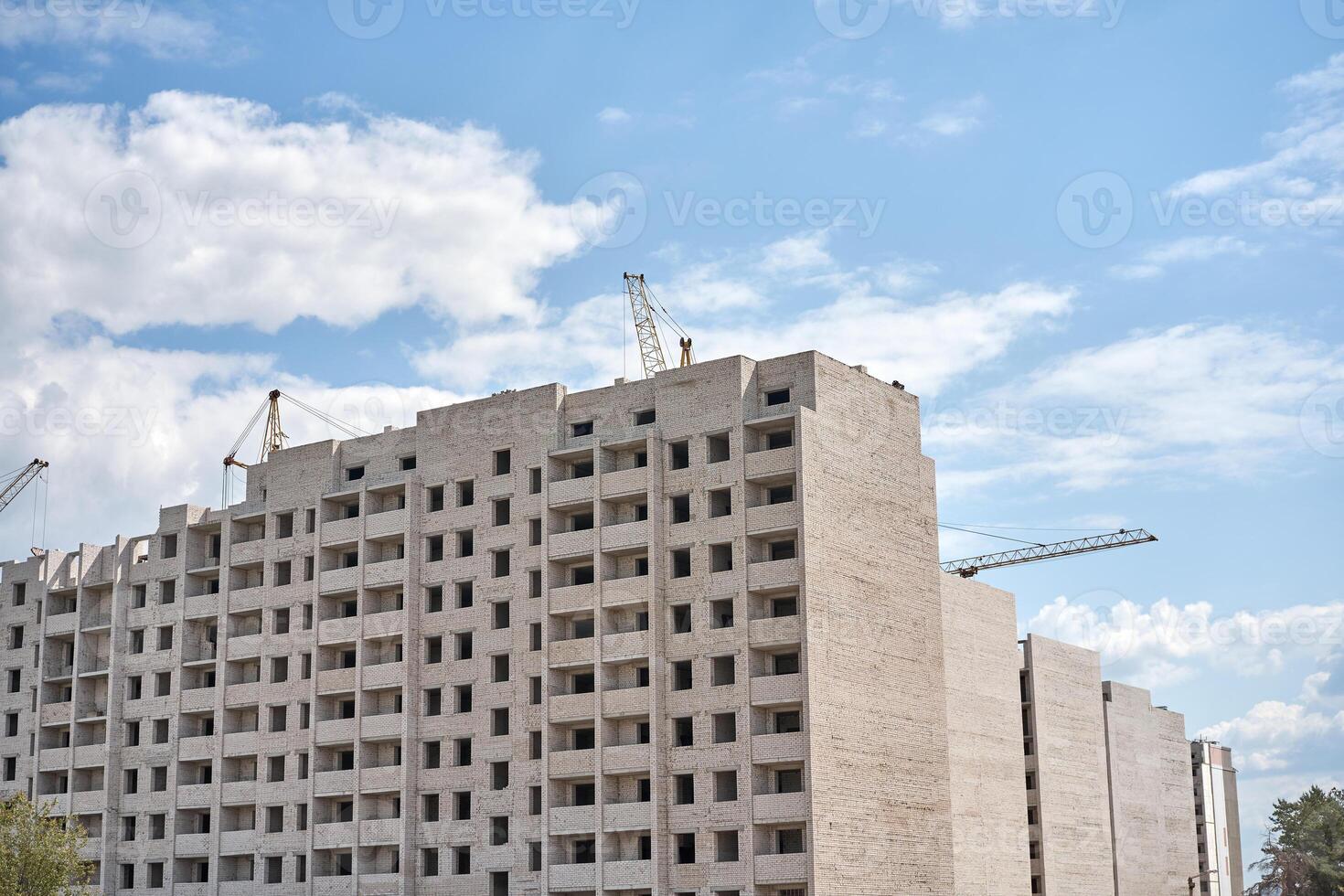 guindaste construção construção local azul nublado céu fundo foto