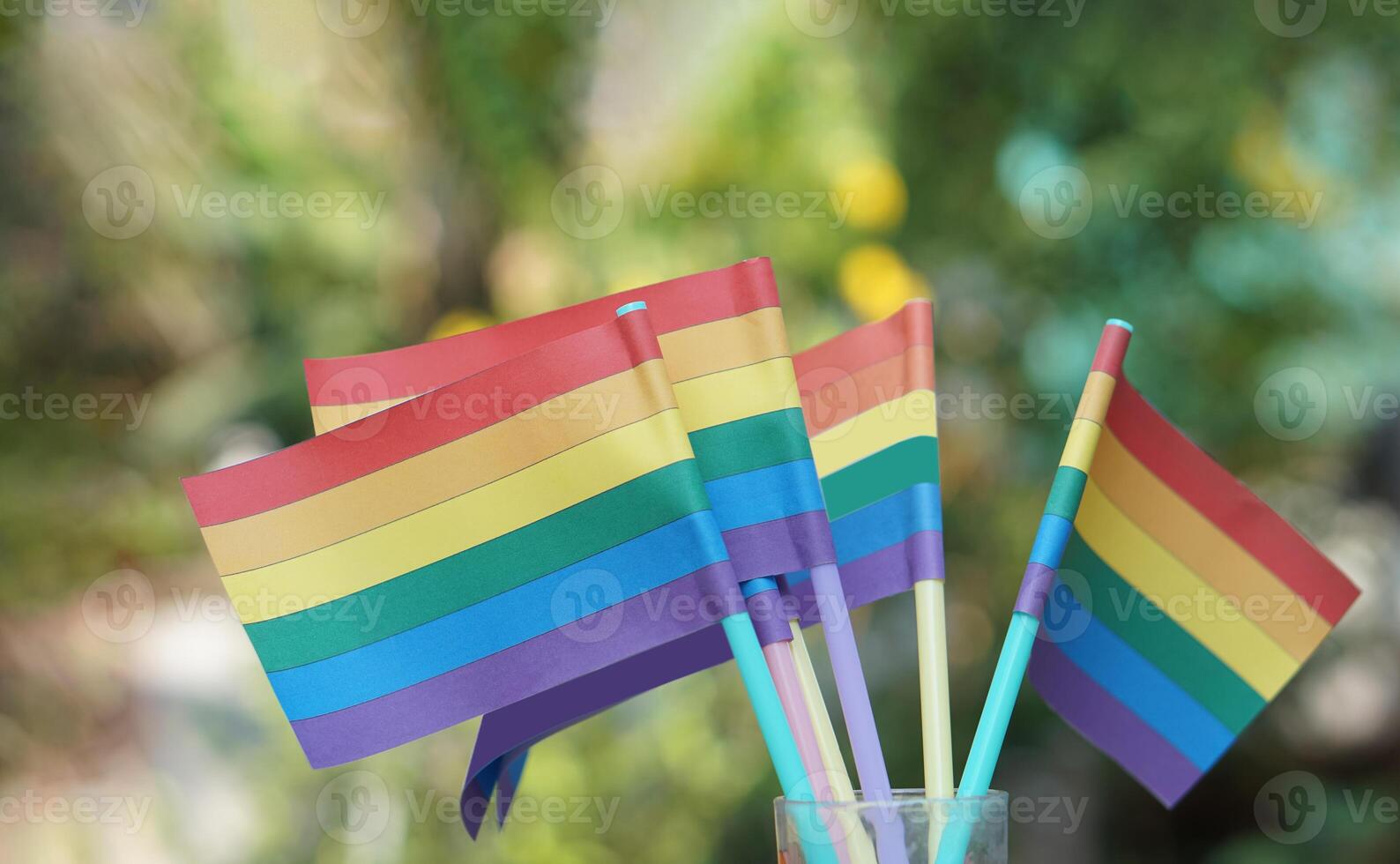 arco Iris cor bandeiras. ao ar livre fundo. conceito, lgbtq celebração dentro orgulho mês, junho. símbolo do lgbt comunidade por aí a mundo.suporte humano certo do gênero diversidade. foto