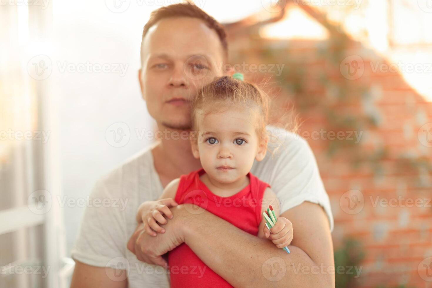 jovem Papai segurando e abraçando dele pequeno doce filha família conceito sobre amor e Cuidado foto