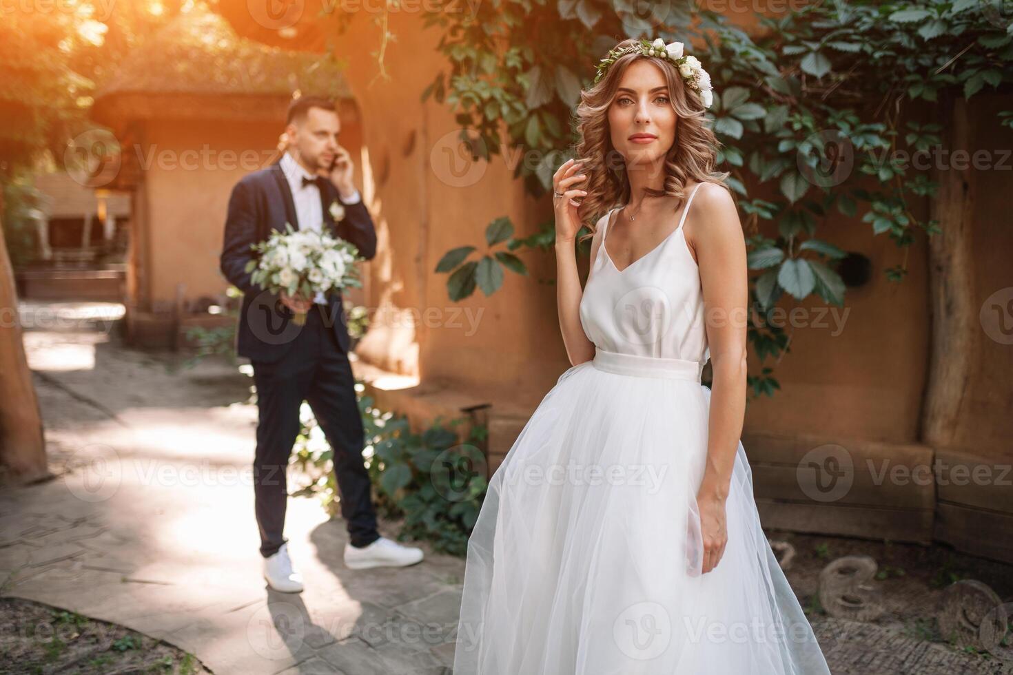 noiva e noivo às Casamento dia caminhando ao ar livre em verão natureza. nupcial casal, feliz recém-casado mulher e homem abraçando dentro verde parque. amoroso Casamento casal ar livre. noiva e noivo foto