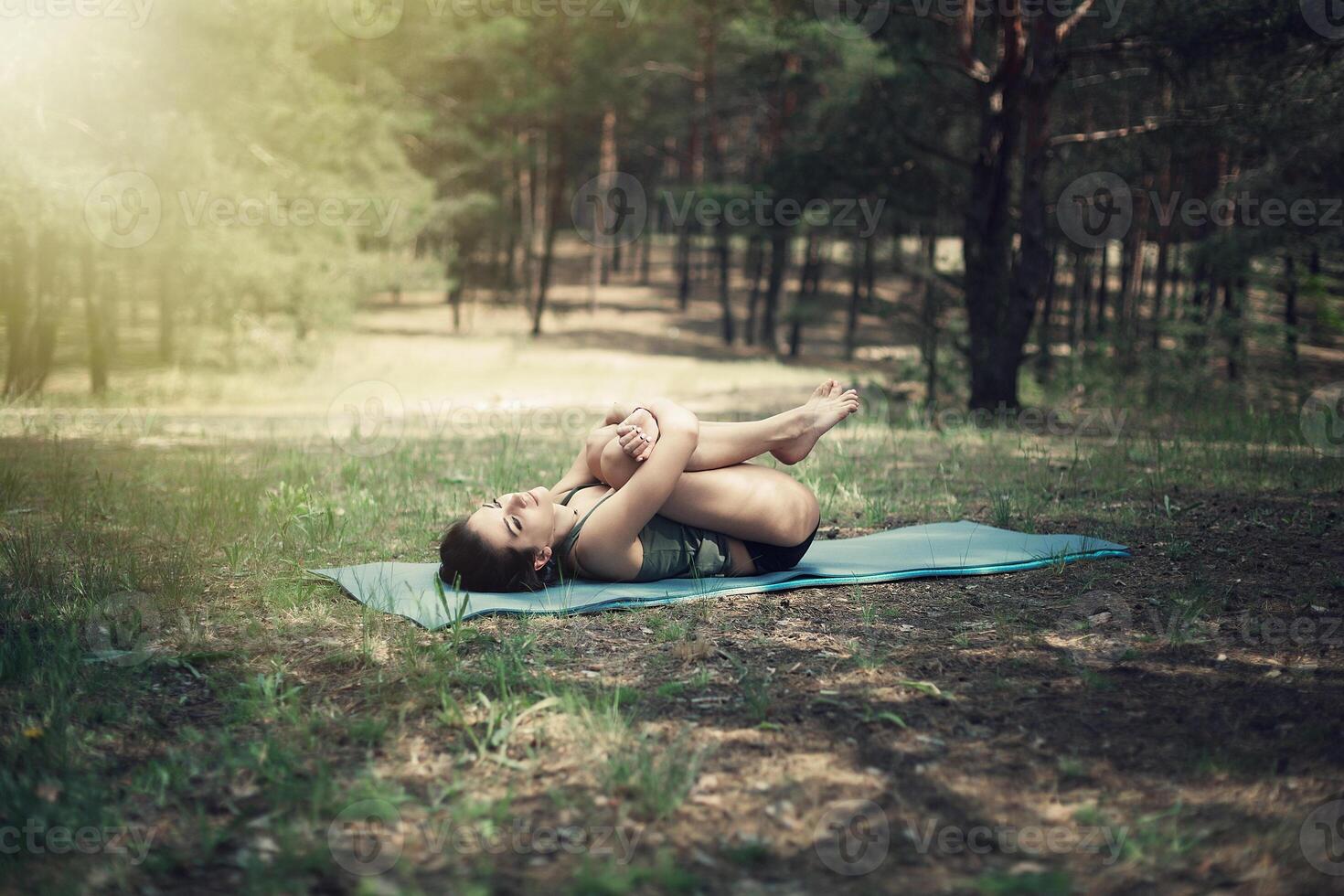 lindo menina é acionado dentro ioga dentro a floresta foto