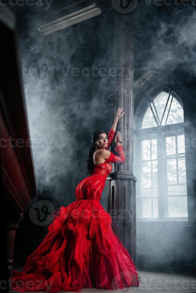 mulher vintage vermelho vestir velho castelo lindo Princesa dentro sedutor vestir foto