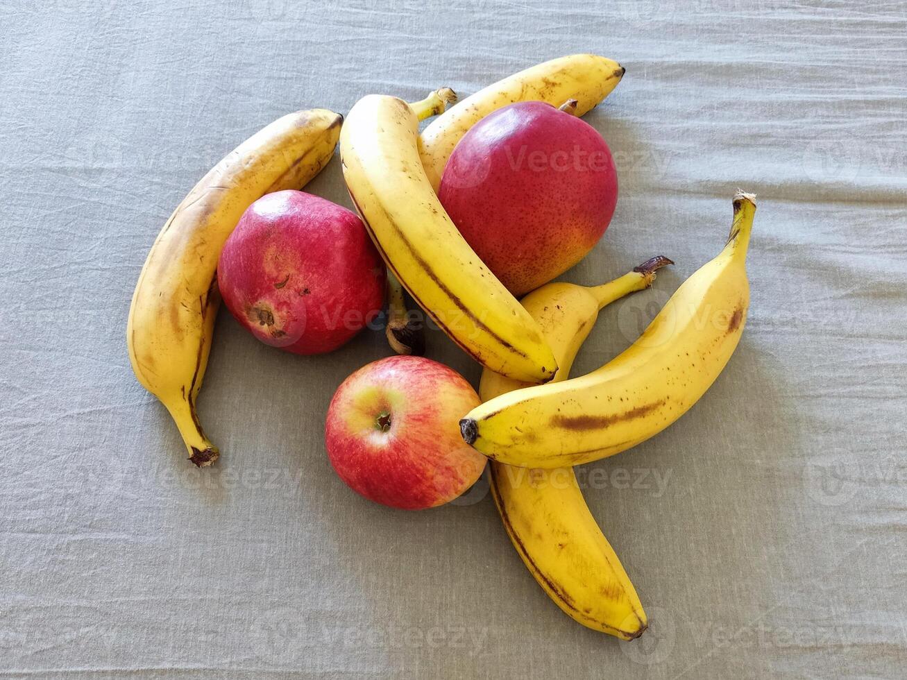 maduro bananas. exótico tropical amarelo fruta. banana símbolo do saúde Cuidado e bem-estar. foto