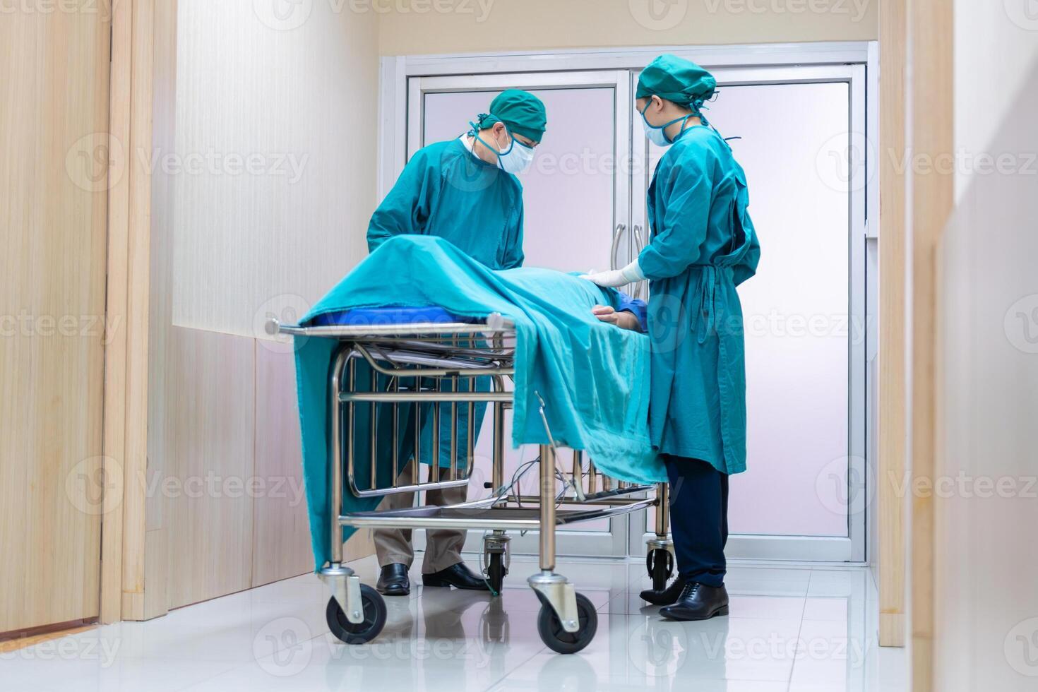 médico equipe comovente uma paciente para cirurgia dentro a operativo quarto às a hospital foto