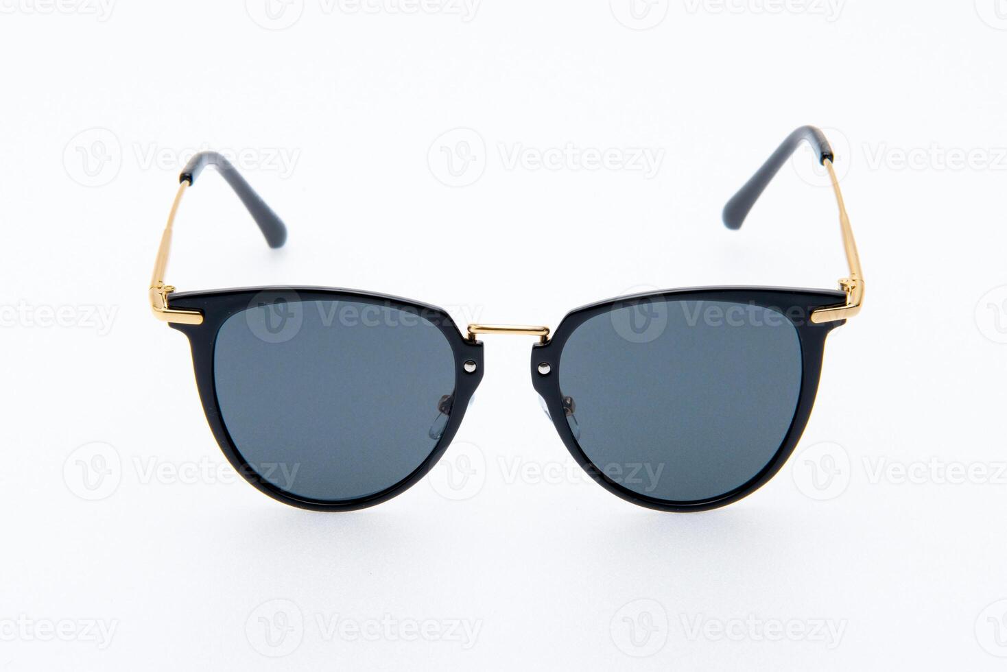 moda oculos de sol Preto e ouro quadros em a branco fundo. foto