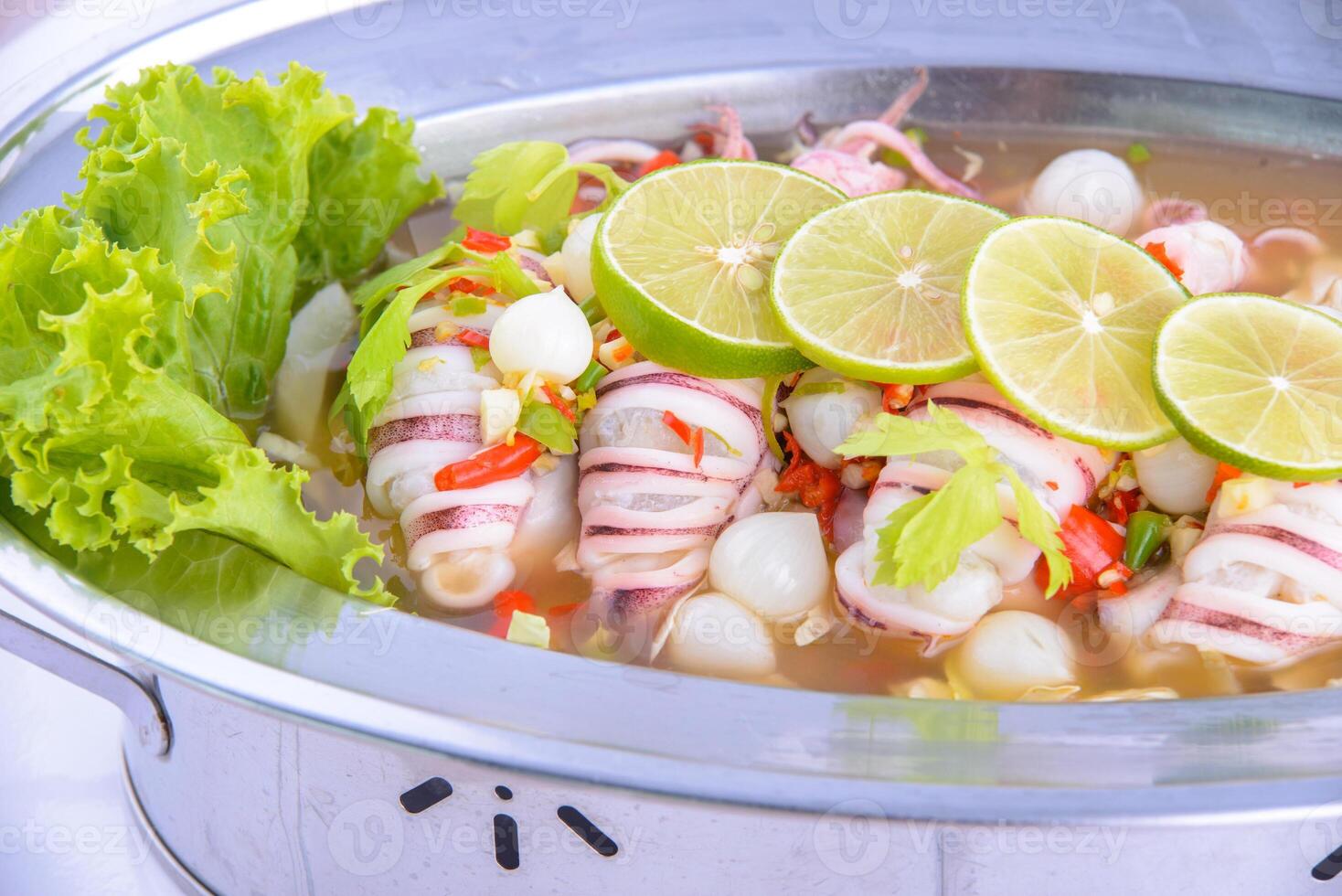 salada de lula picante no fundo branco. foto