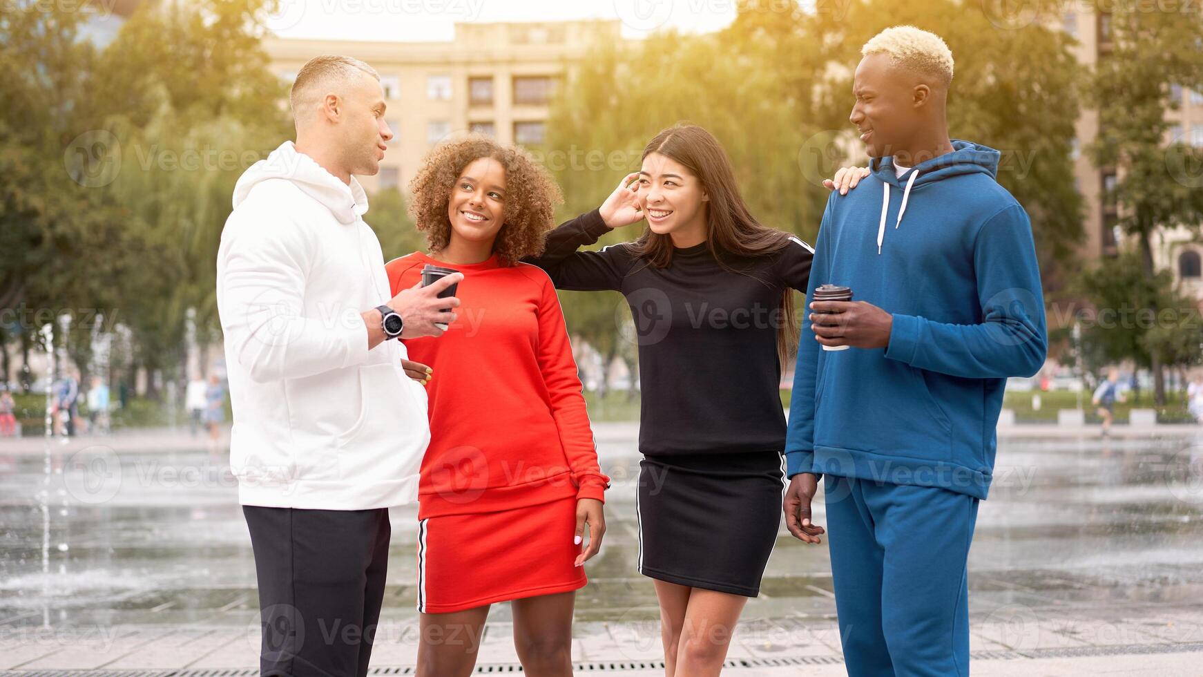 multiétnico grupo pessoas Adolescência amigos. afro-americano, asiático, caucasiano aluna gastos Tempo juntos multirracial amizade foto