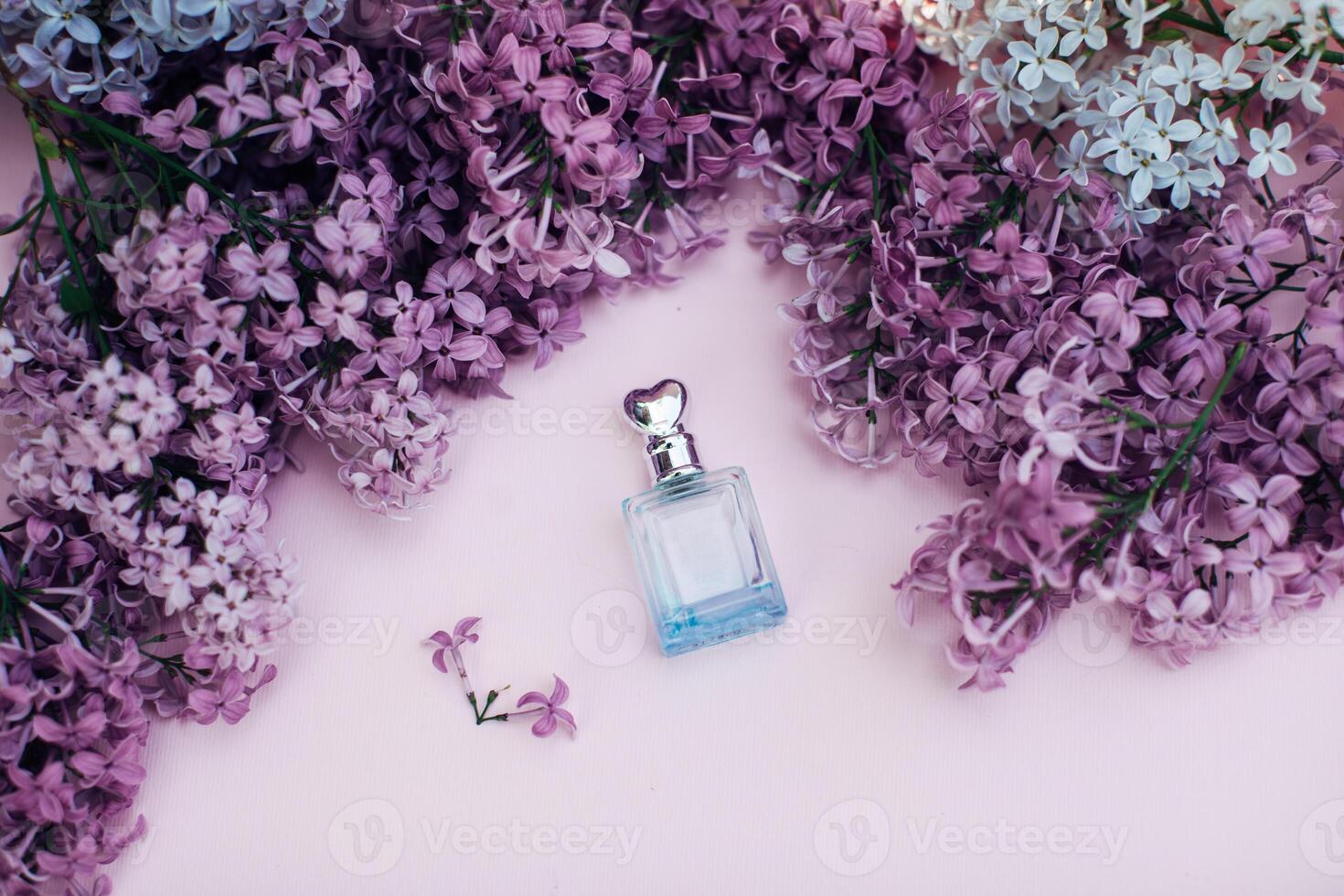 vidro jarra e lilás flores em a fundo para spa e aromaterapia, cópia de espaço para texto. foto