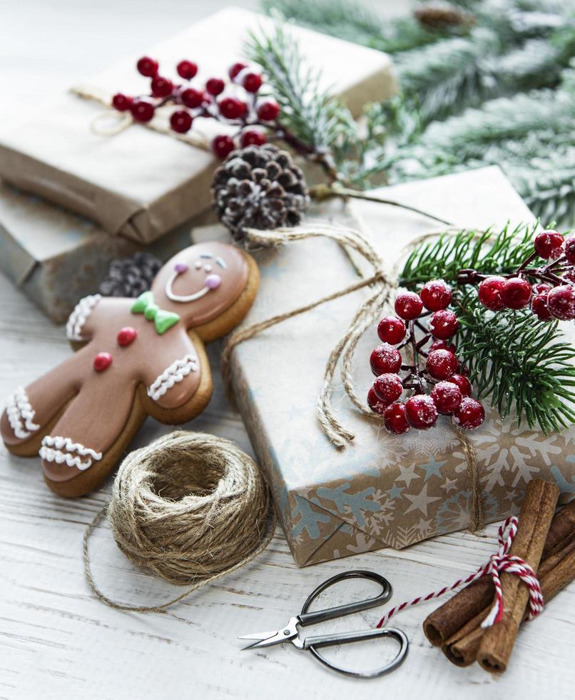 fundo de Natal com caixas de presente e biscoitos de gengibre. foto