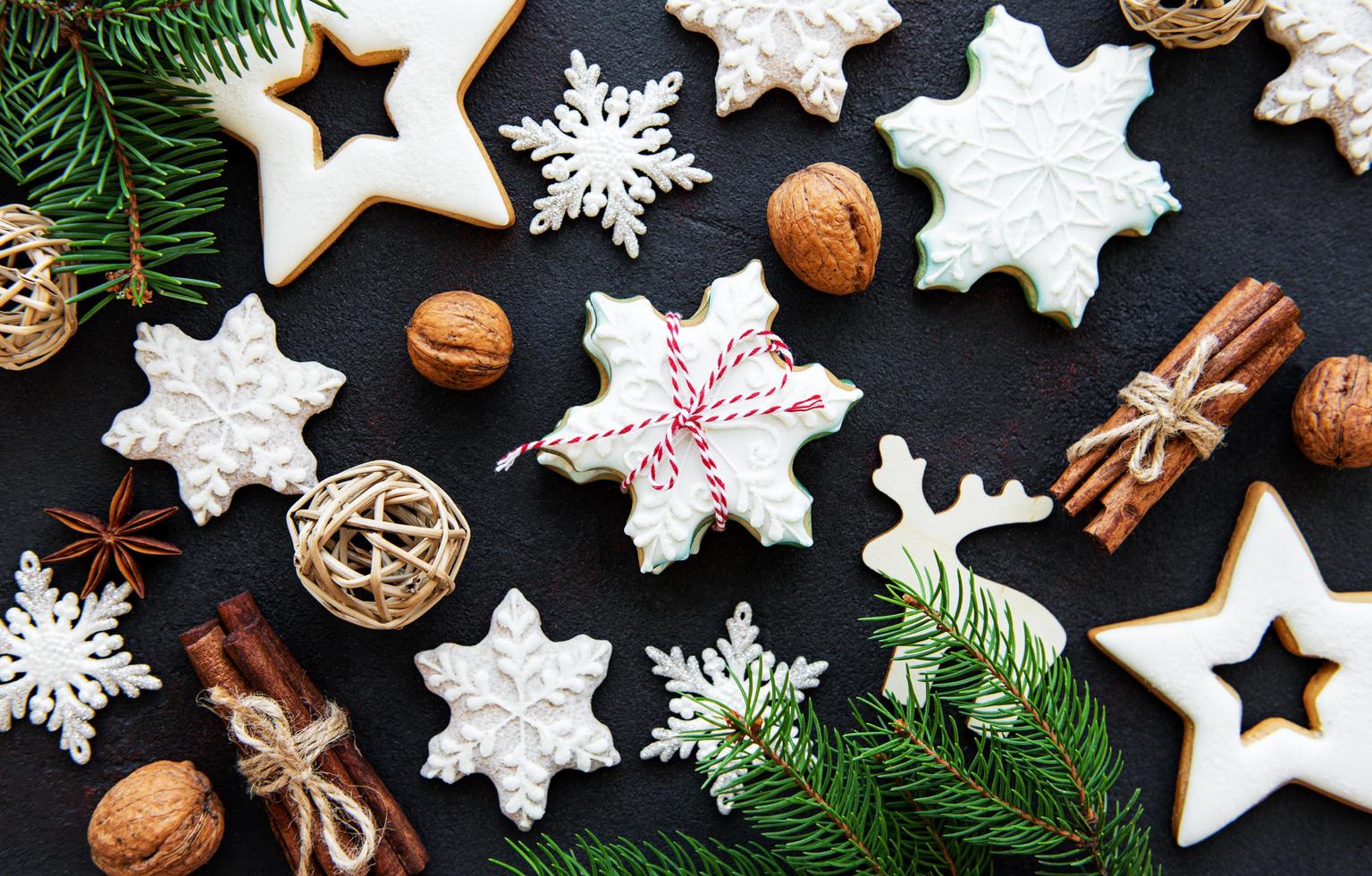 biscoitos de gengibre de natal dourados foto