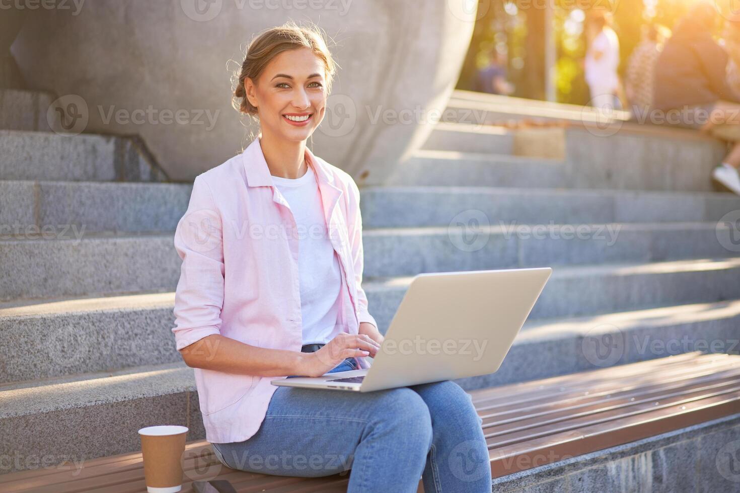 empresária sentado escadas verão parque usando computador portátil o negócio persone trabalhando controlo remoto. ao ar livre foto