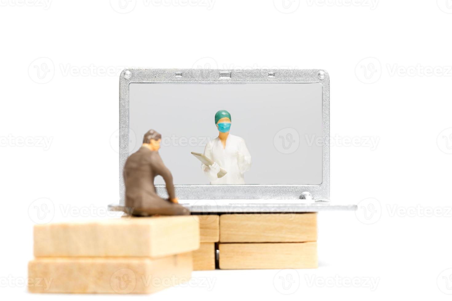 pessoas em miniatura, sexo masculino, paciente, conversa, consultar um médico, usando videochamada no laptop foto