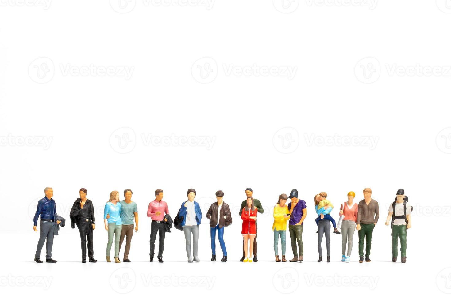 grupo de pessoas em miniatura isoladas no fundo branco foto