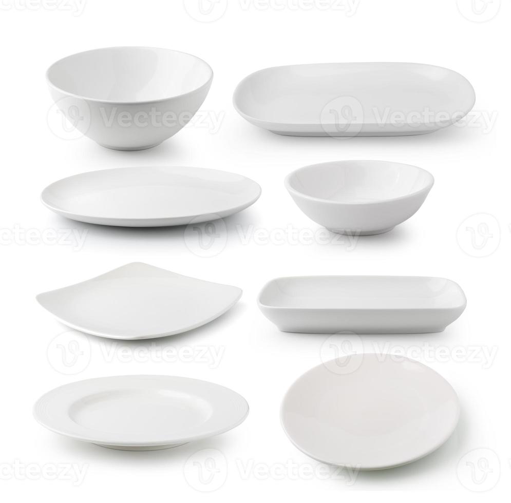 Placa de cerâmica branca e tigela isolada no fundo branco foto