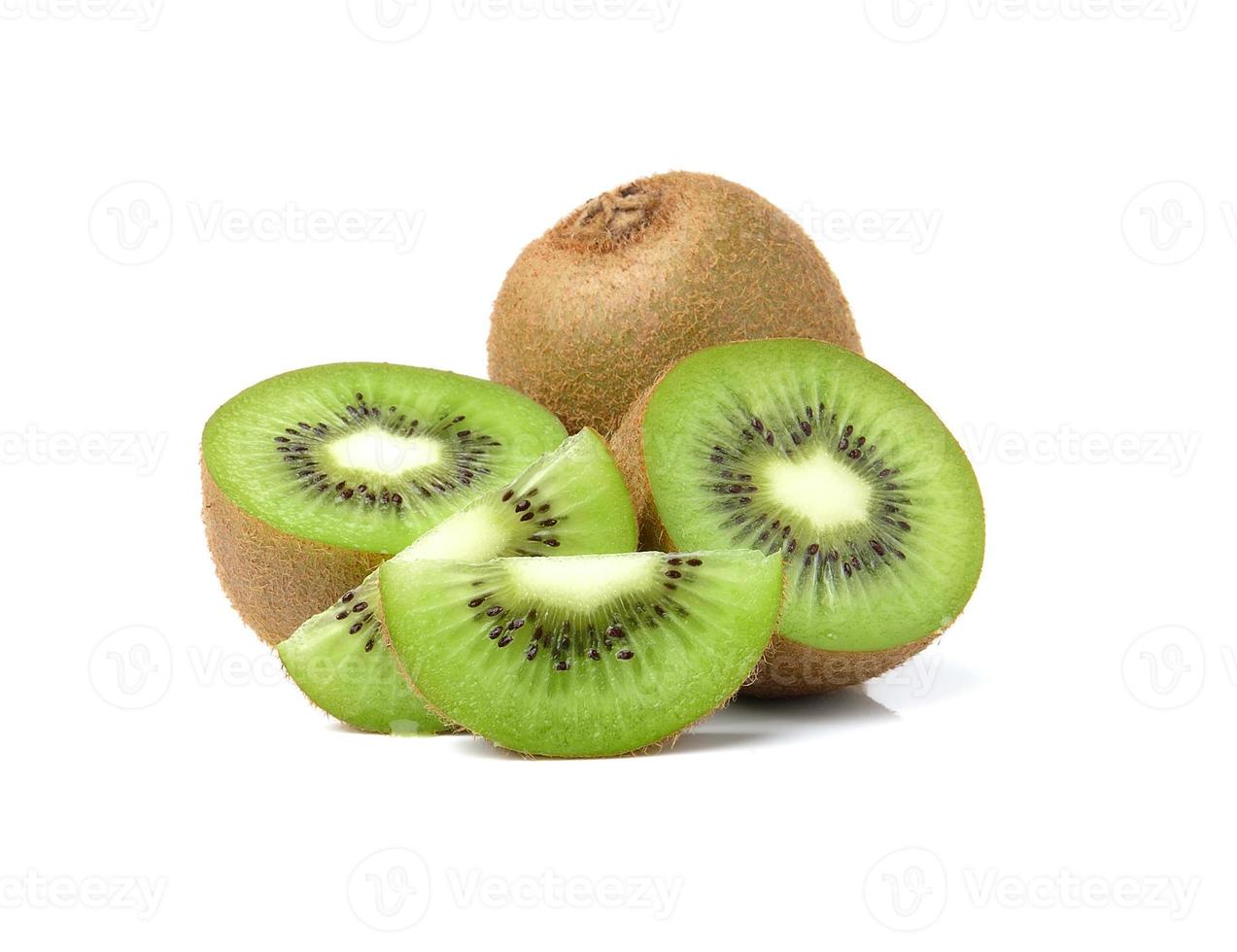 fatia de kiwi em fundo branco foto