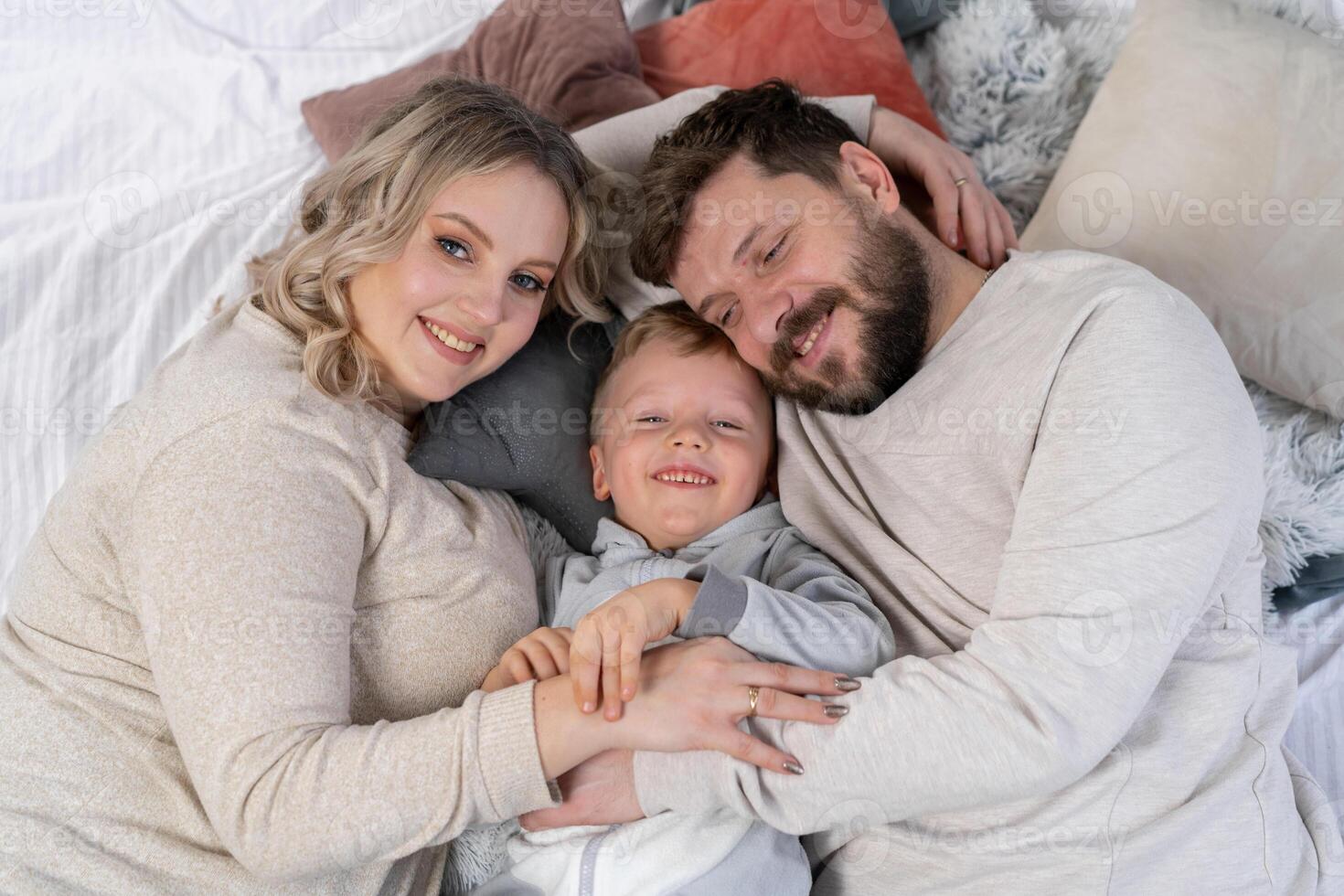 feliz família conceito mãe pai e filho ter Diversão às casa foto