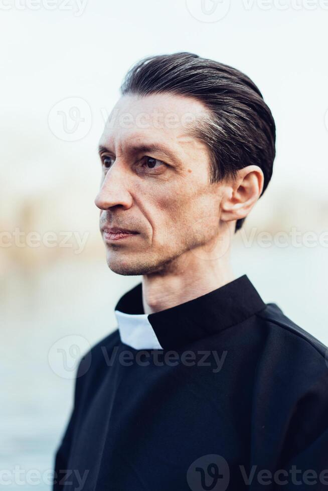 retrato do bonito católico sacerdote ou pastor com colarinho foto