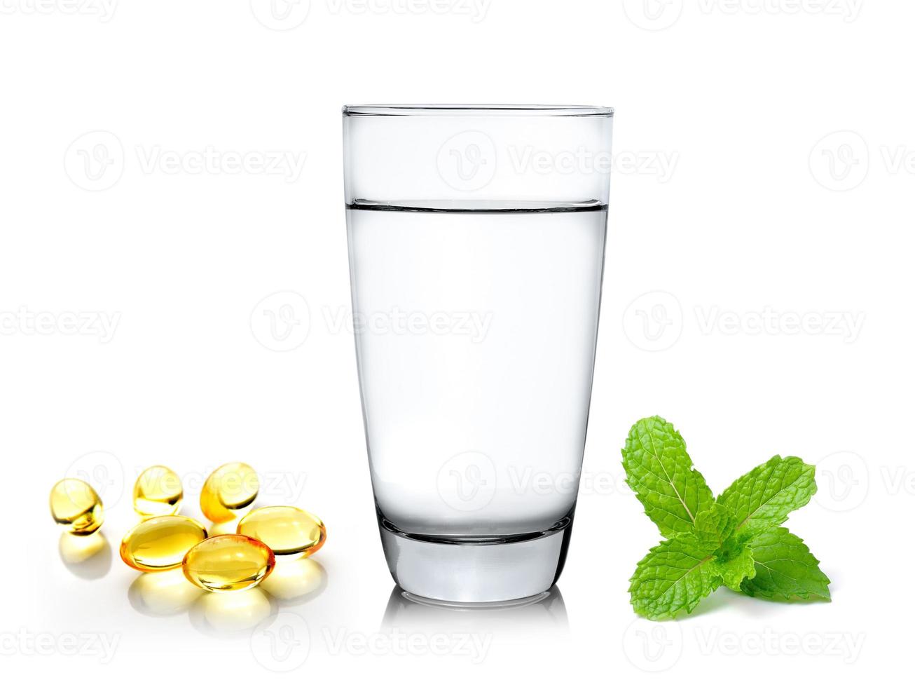 copo de água e óleo de peixe isolado no fundo branco foto