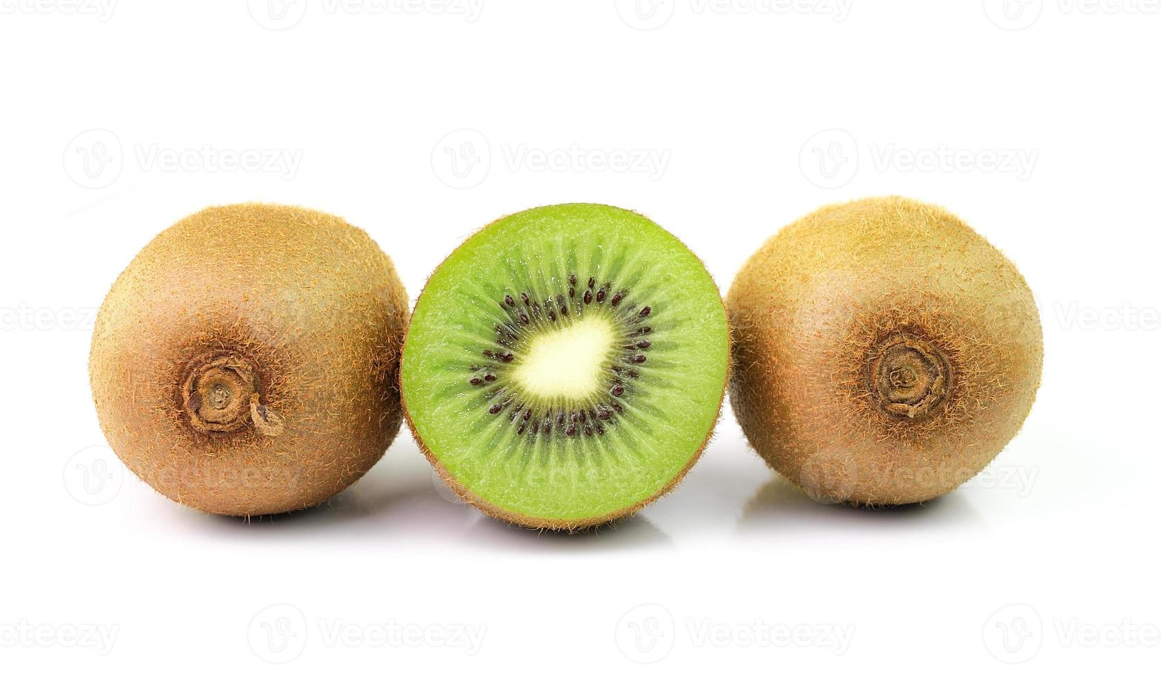 kiwis isolado no fundo branco foto