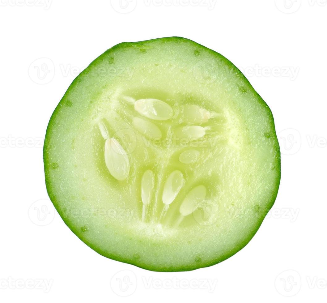 fatia fresca de pepino em fundo branco foto