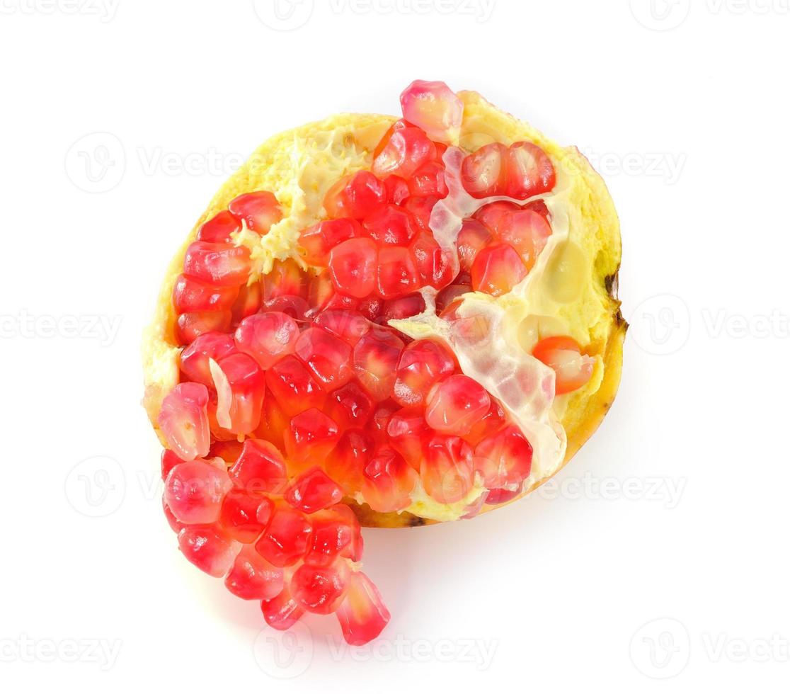 fruta de romã madura isolada em recorte de fundo branco foto