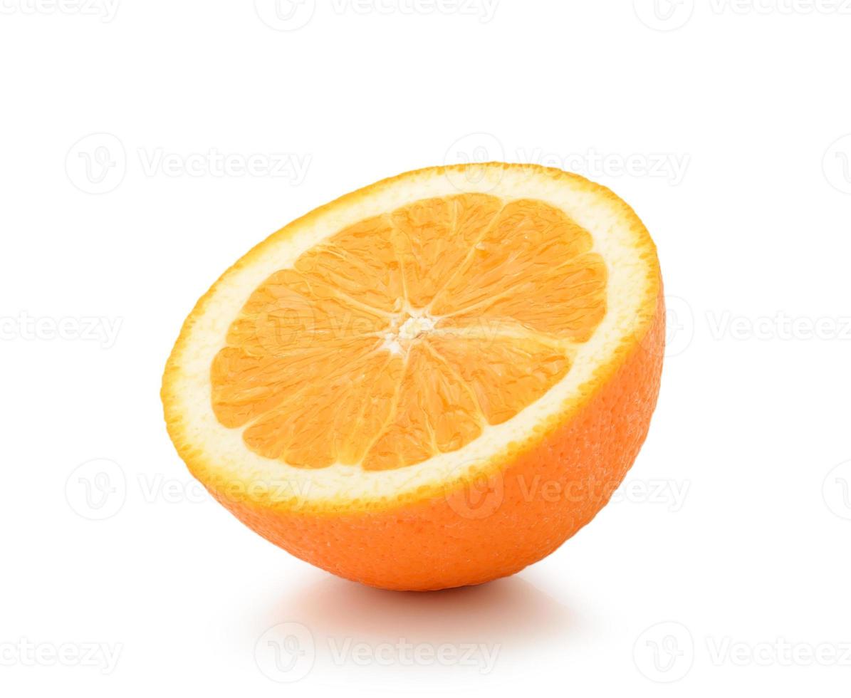 fruta meia laranja em fundo branco, fresca e suculenta foto