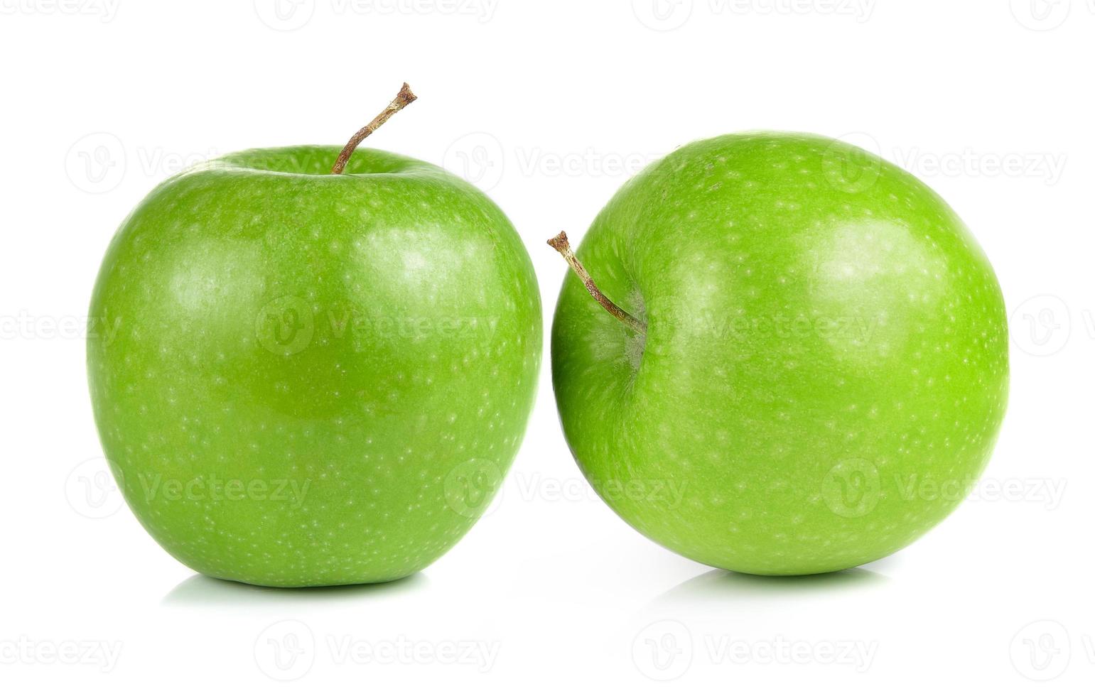 maçã verde sobre fundo branco foto