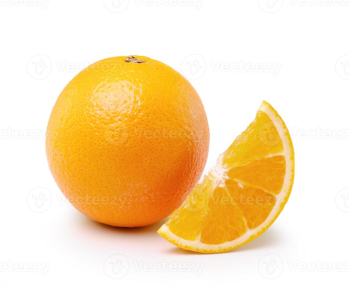 fruta laranja isolada no fundo branco foto