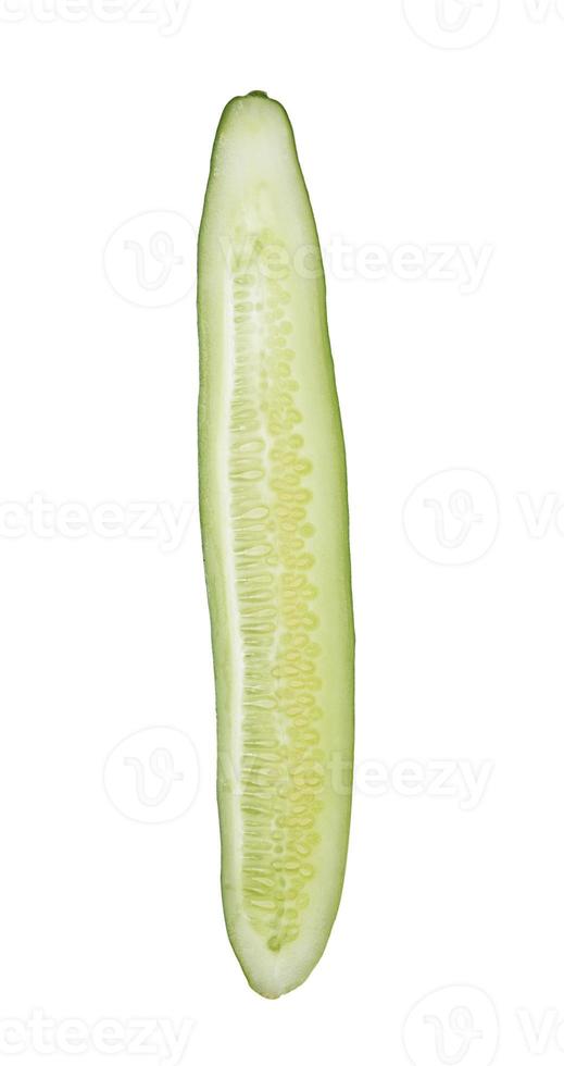 fatia fresca de pepino em fundo branco foto