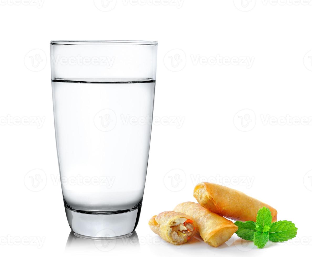 copo de água e rolinhos primavera tradicionais chineses fritos comida isolada no fundo branco foto