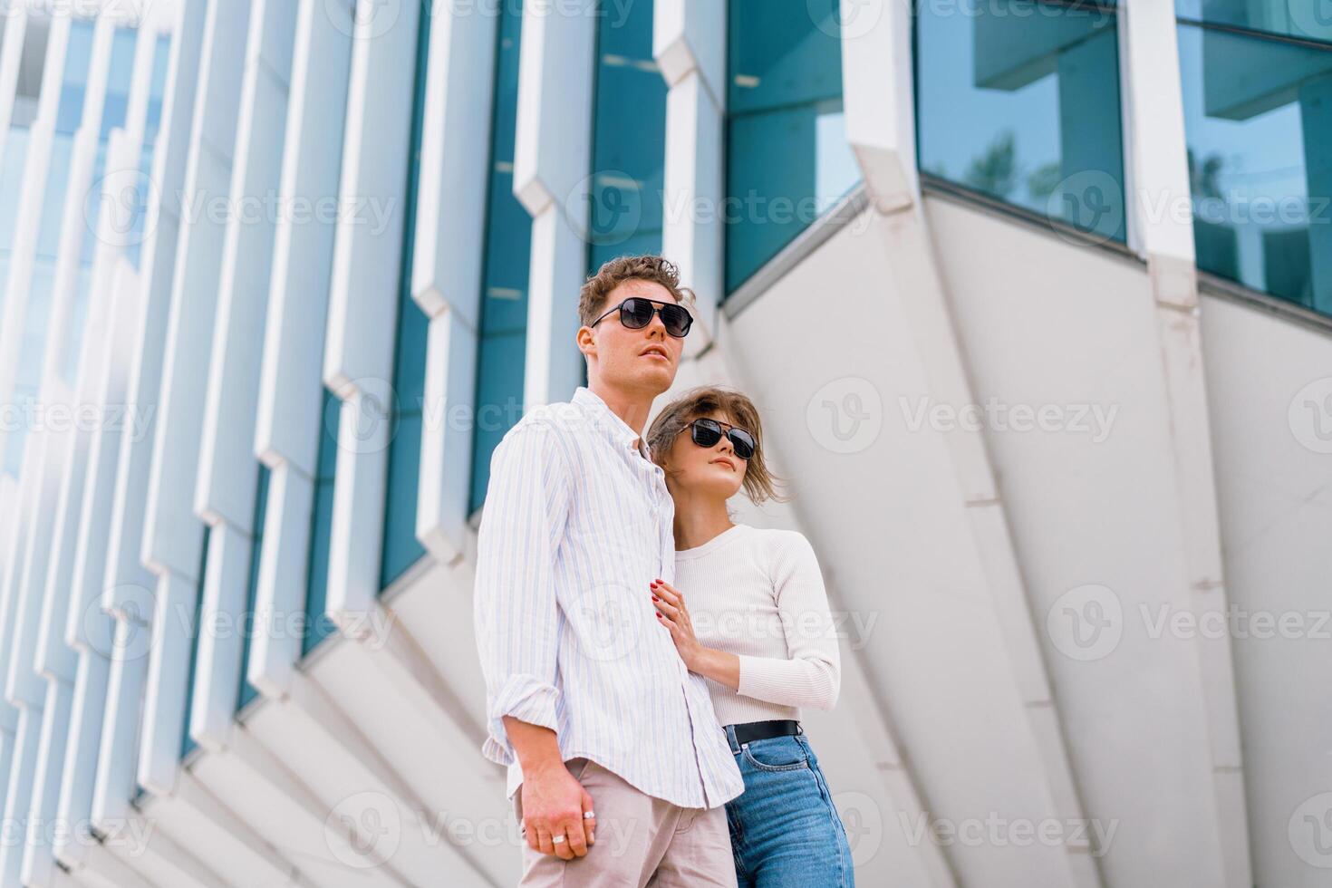 feliz alegre casal dentro oculos de sol foto