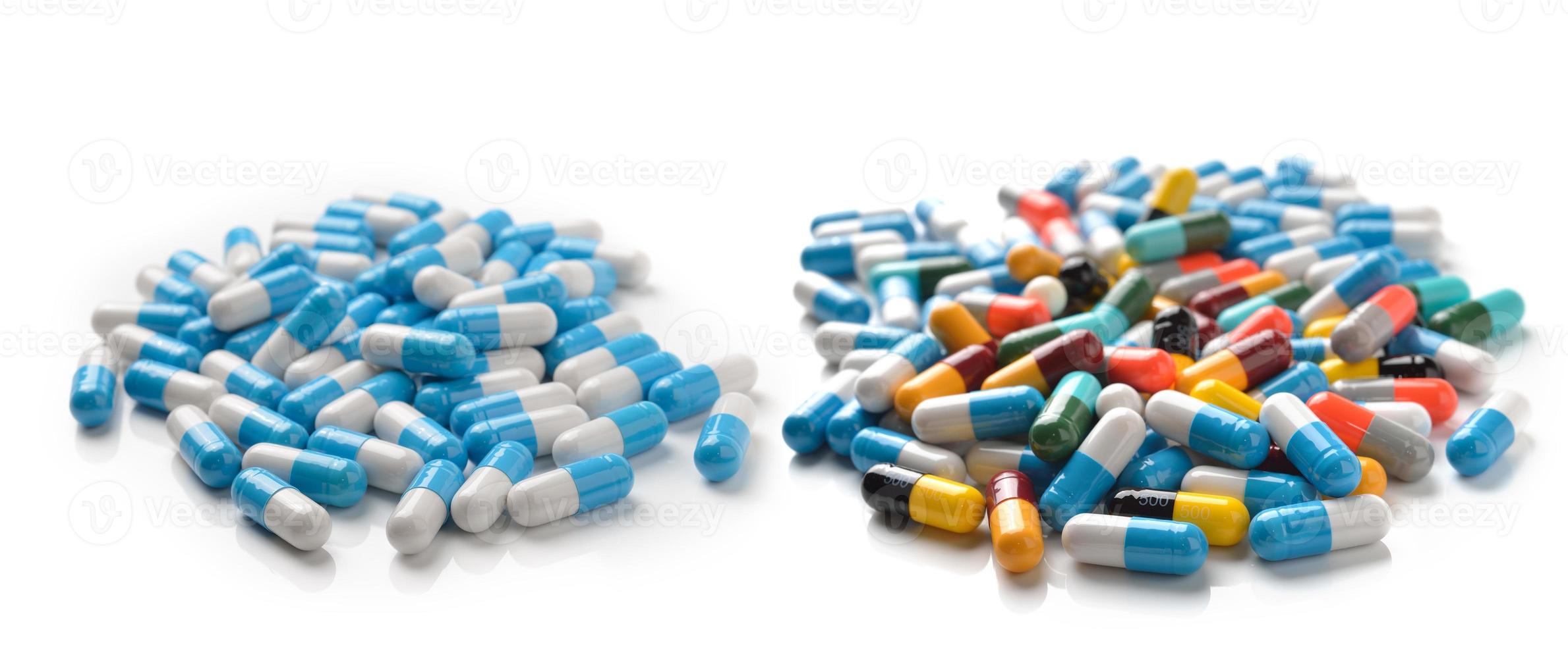comprimidos cápsulas em fundo branco foto