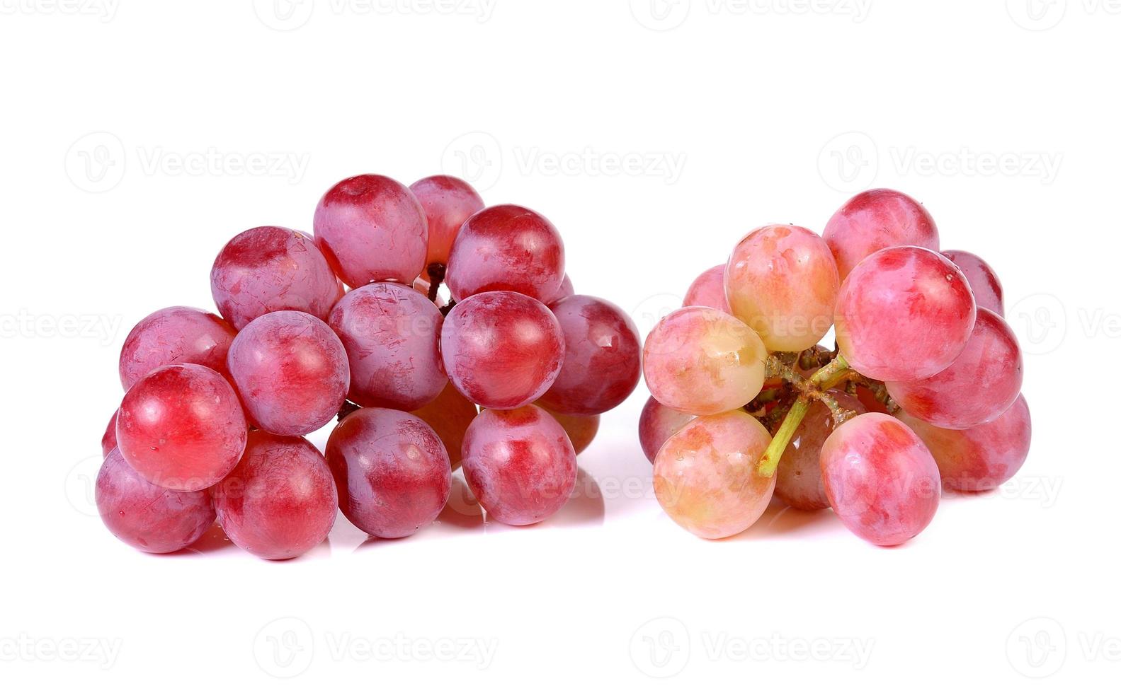 uvas isoladas sobre fundo branco foto