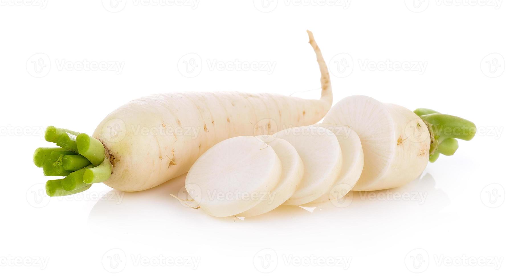 rabanetes daikon isolados no fundo branco foto