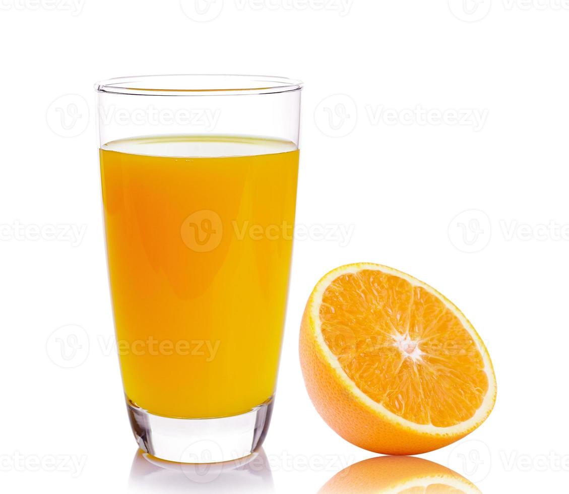 laranja fresca e copo com suco foto