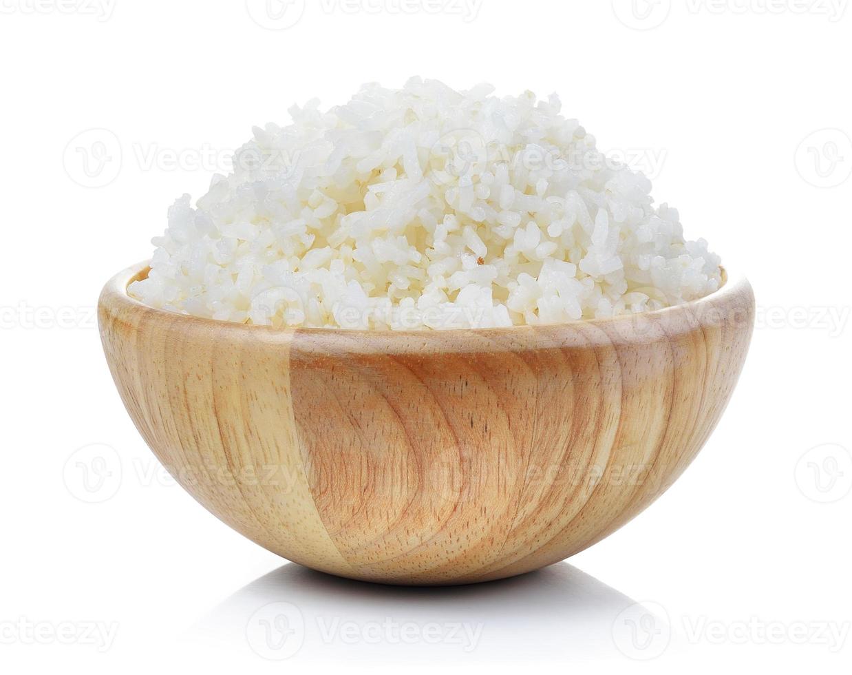 arroz em tigela de madeira no fundo branco foto