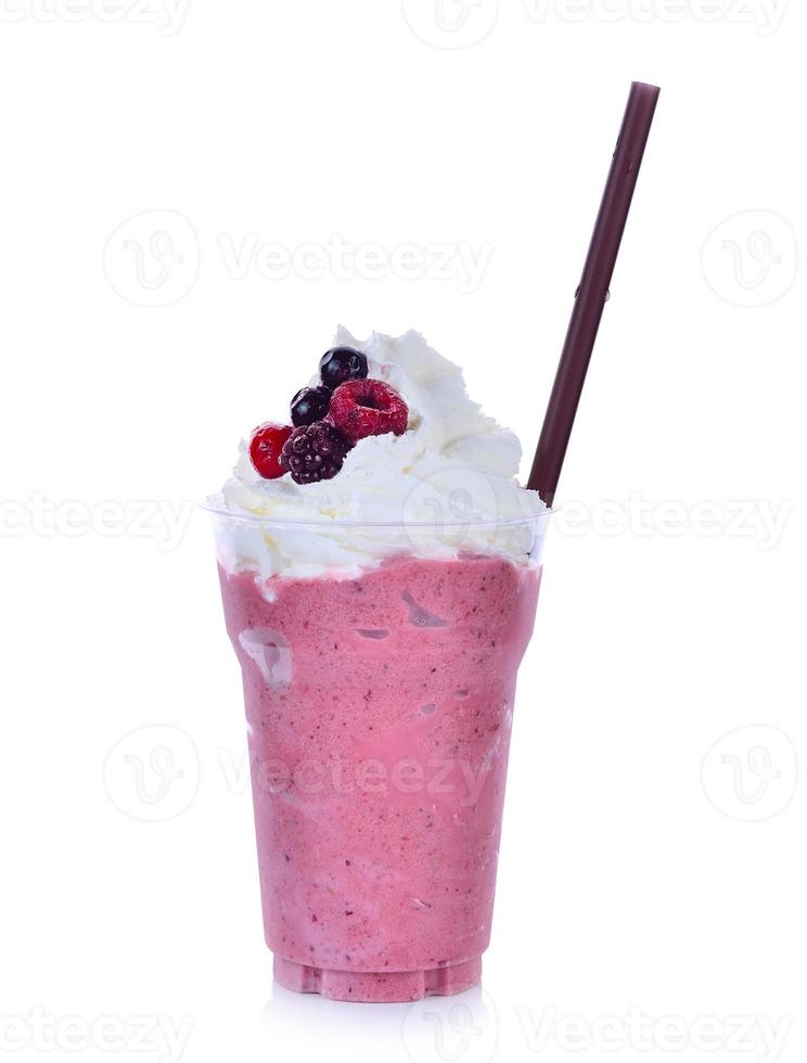 Smoothie de frutas isolado no fundo branco foto