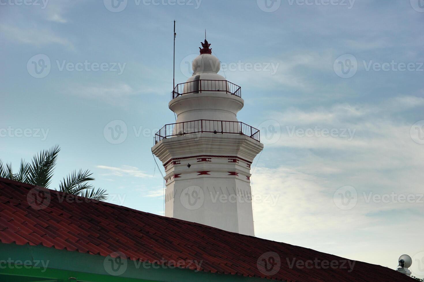 foto do a branco Banten real torre objeto, com uma azul céu fundo