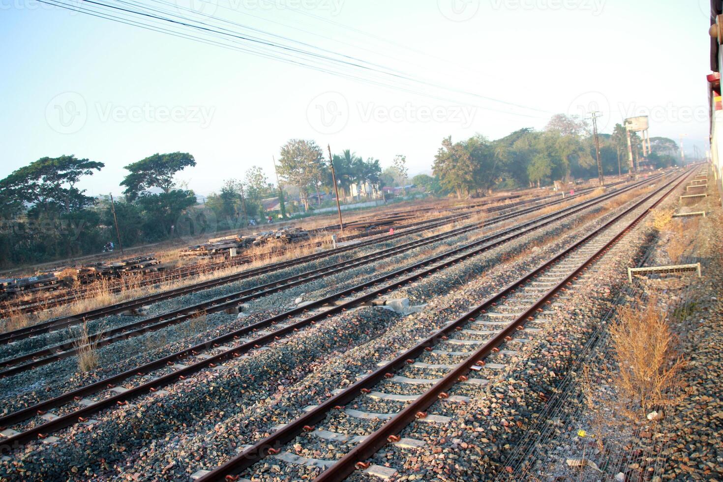 estrada de ferro Ferrovia faixas dentro a campo em verão dia foto