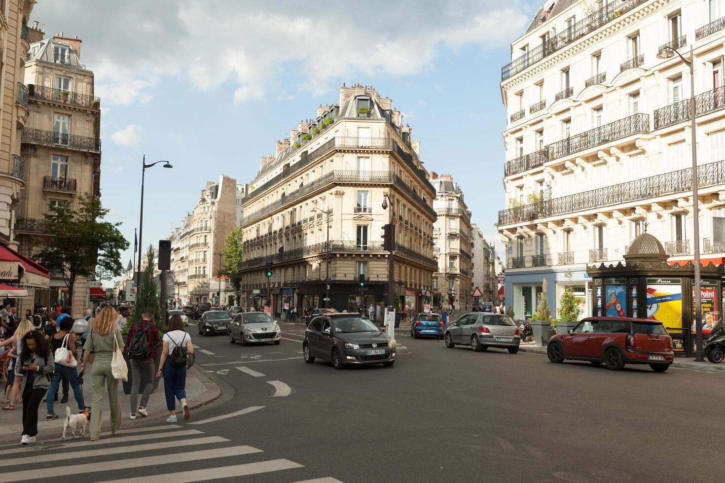 Paris, França 02 Junho 2018 ruas do a central distrito do a cidade do Paris dentro a verão. transeuntes e turistas com máquinas fotográficas andar por aí a cidade. foto