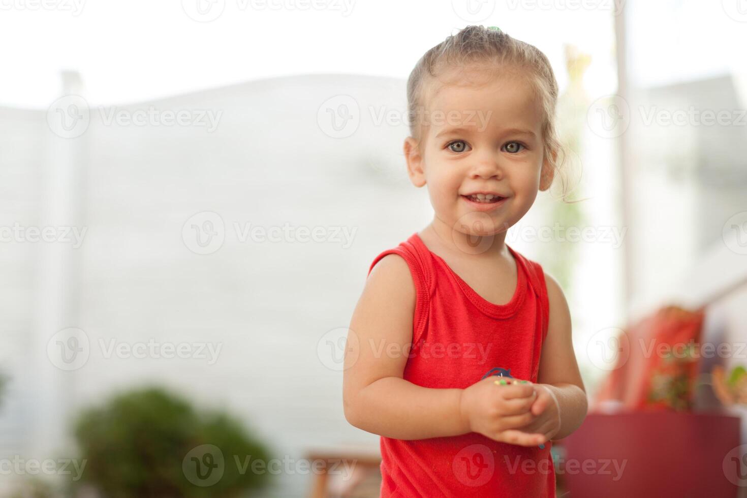 retrato do adorável pequeno caucasiano menina mostrando frente dentes com grande sorriso, saudável feliz engraçado sorridente face jovem adorável adorável fêmea criança, engraçado pequeno criança foto