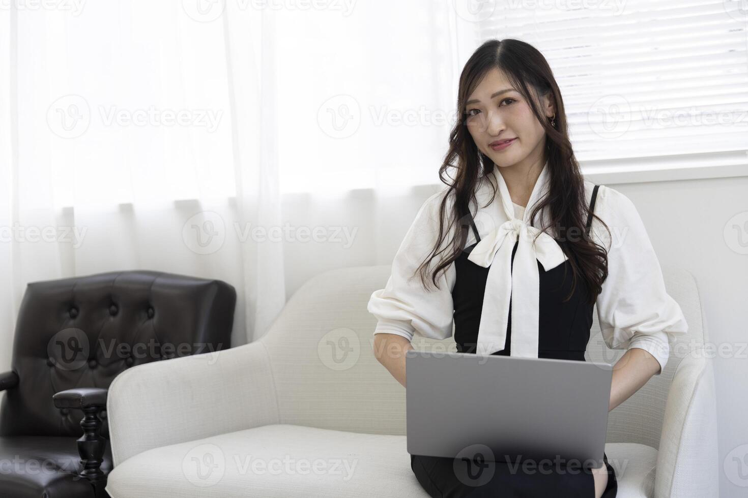 uma trabalhando japonês mulher de controlo remoto trabalhos dentro a casa escritório fechar-se foto