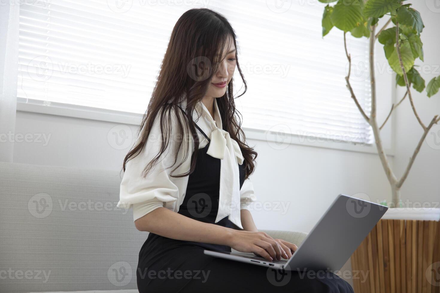 uma trabalhando japonês mulher de controlo remoto trabalhos dentro a casa escritório fechar-se foto