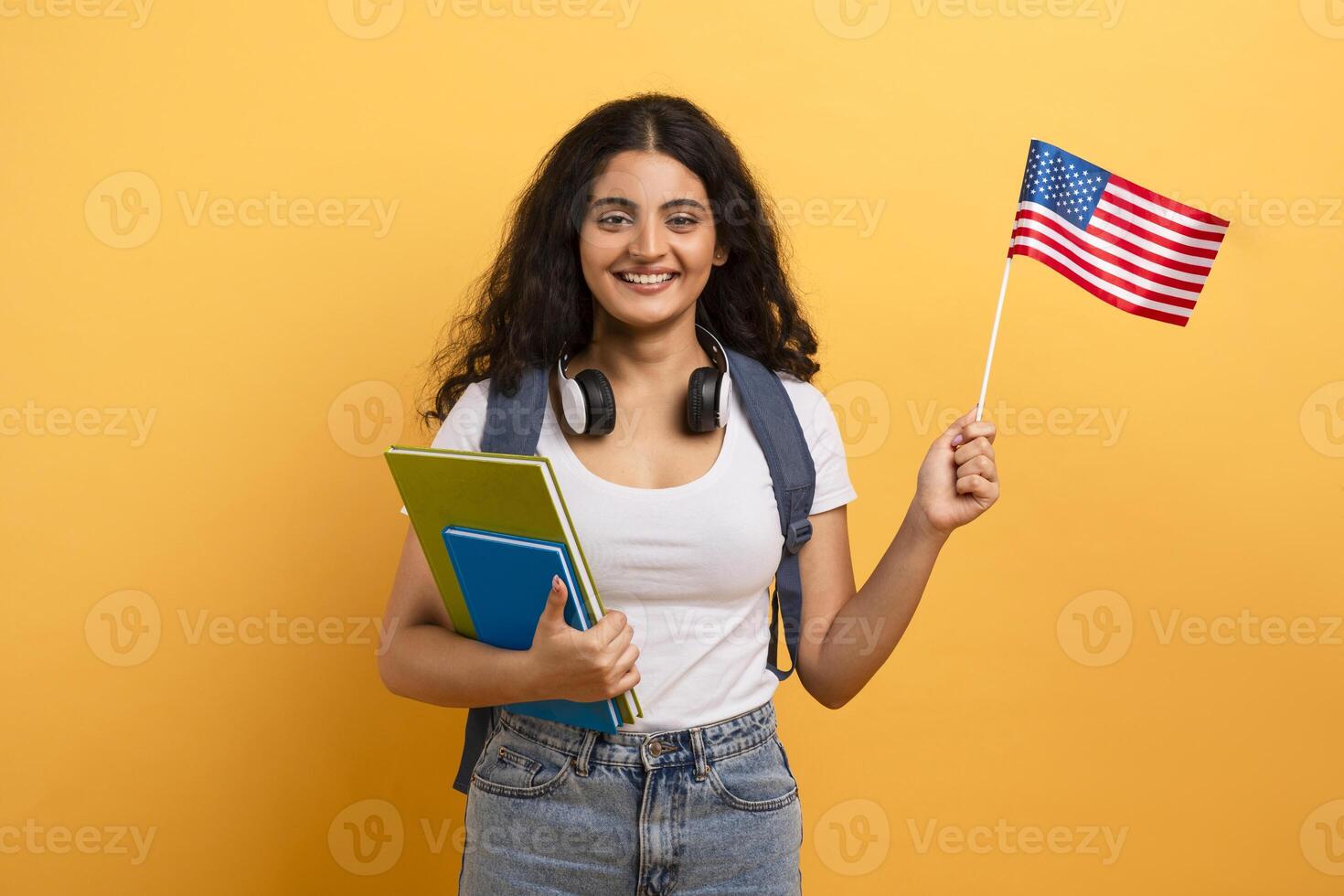 sorridente mulher com a americano bandeira foto