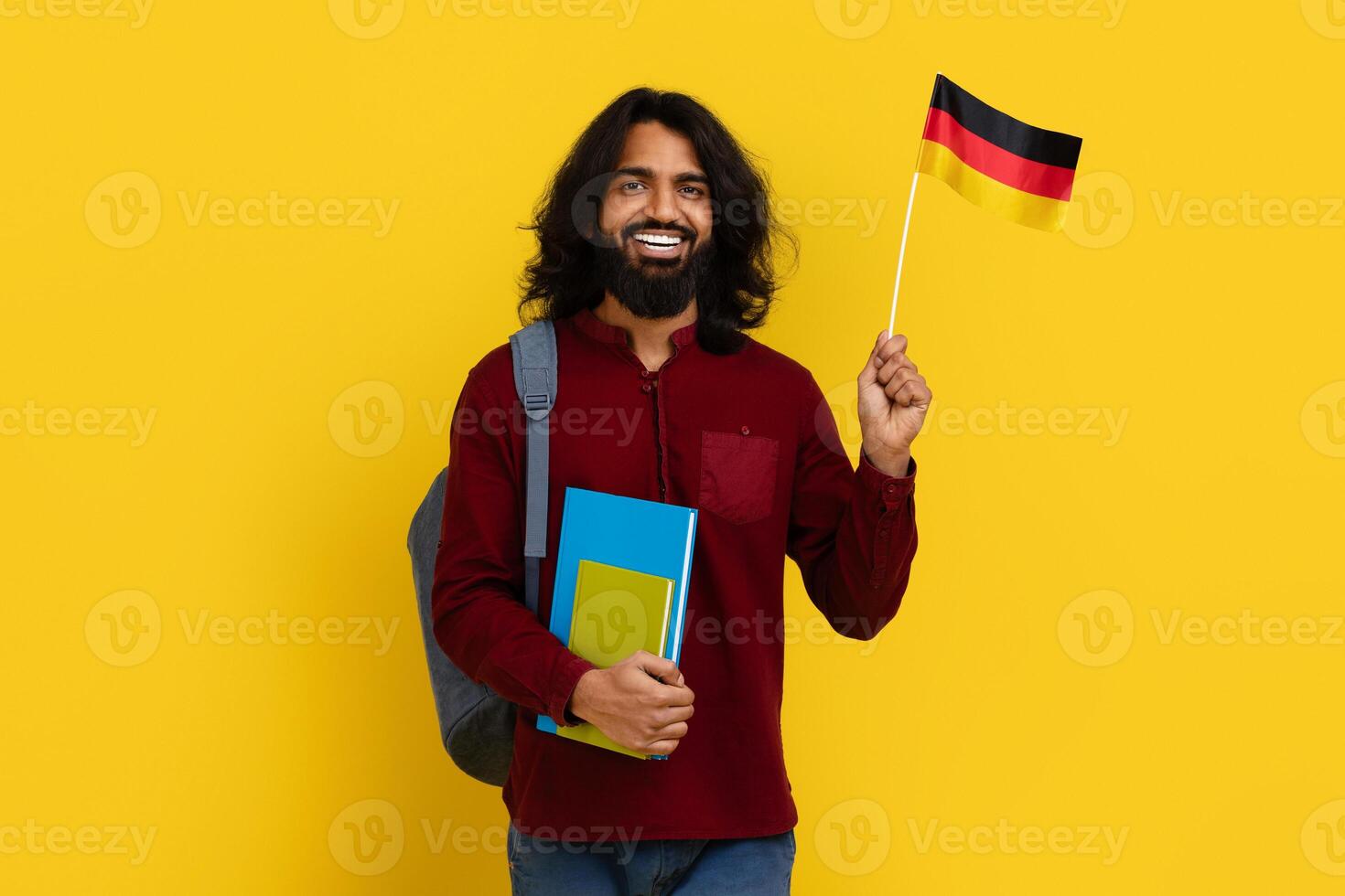positivo Oriental jovem homem estudando alemão às universidade foto