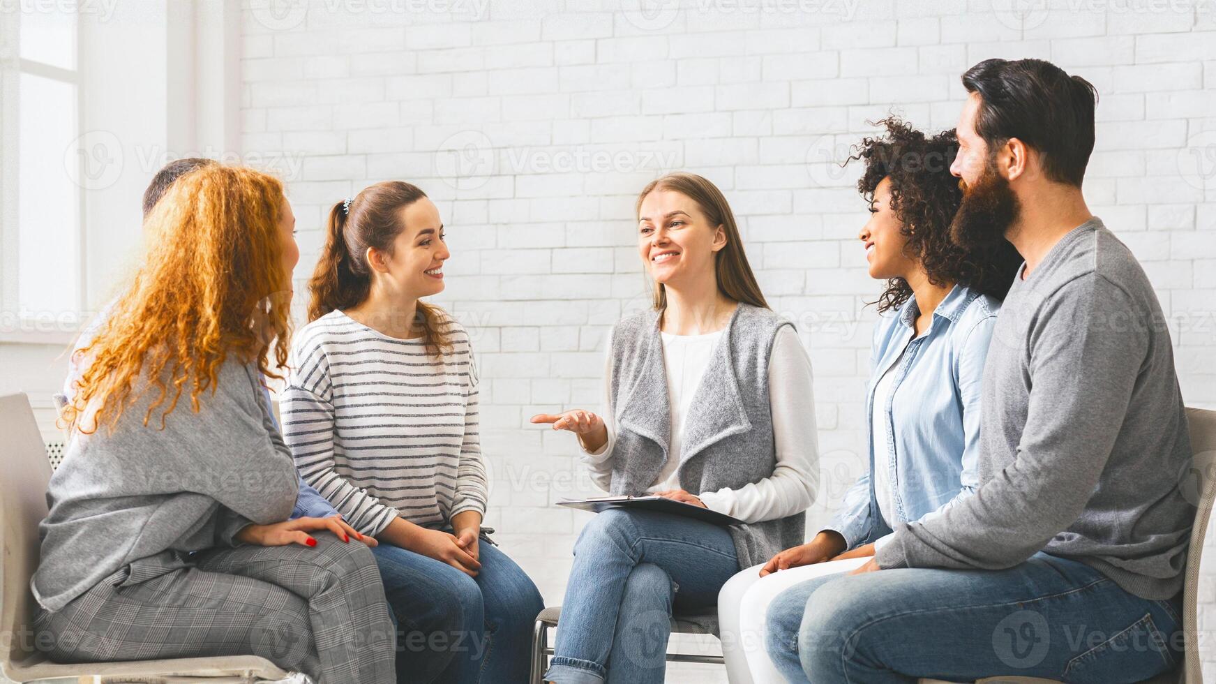 terapeuta Falando para reabilitação grupo às terapia sessão foto