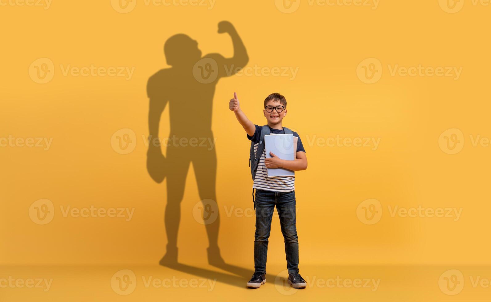 uma sorridente jovem Garoto com óculos e uma mochila detém escola papéis foto